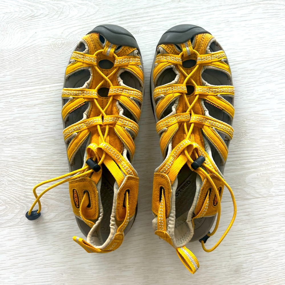 KEEN hiking sandals in yellow. Size 8.5